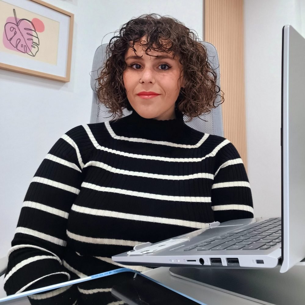 Yolanda Flecher, psicóloga general sanitaria, en su consulta